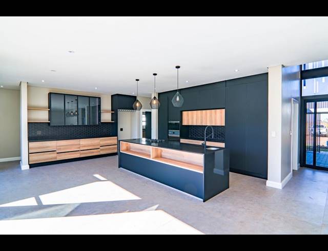 5 BEDROOM HOUSE FOR SALE IN MIDSTREAM HEIGHTS